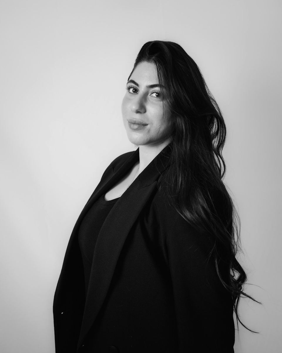 Retrato da advogada Lia Montenegro, de blazer escuro, em preto e branco